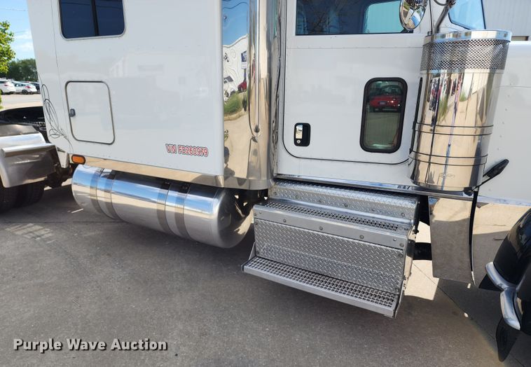 image for item DL6688 2015 Peterbilt 389  semi truck