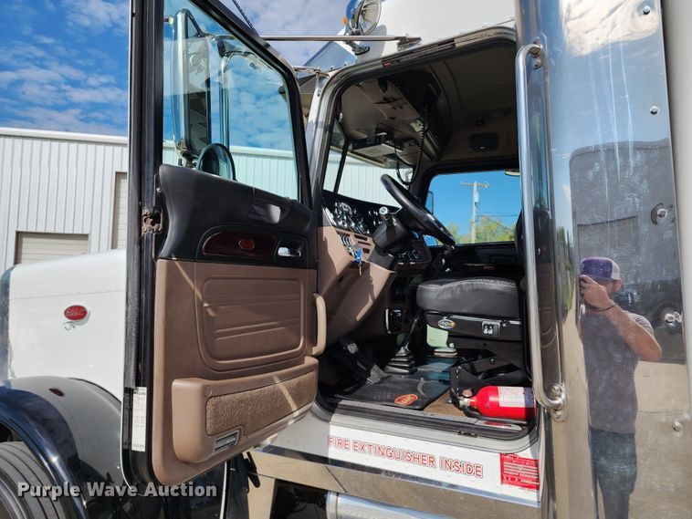 image for item DL6688 2015 Peterbilt 389  semi truck