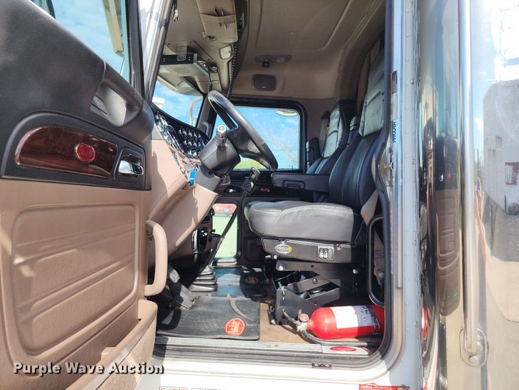 image for item DL6688 2015 Peterbilt 389  semi truck