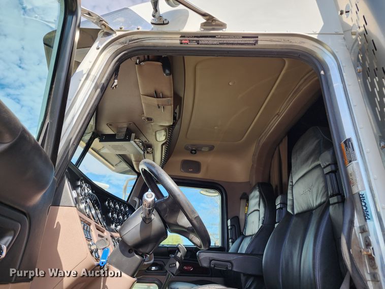 image for item DL6688 2015 Peterbilt 389  semi truck