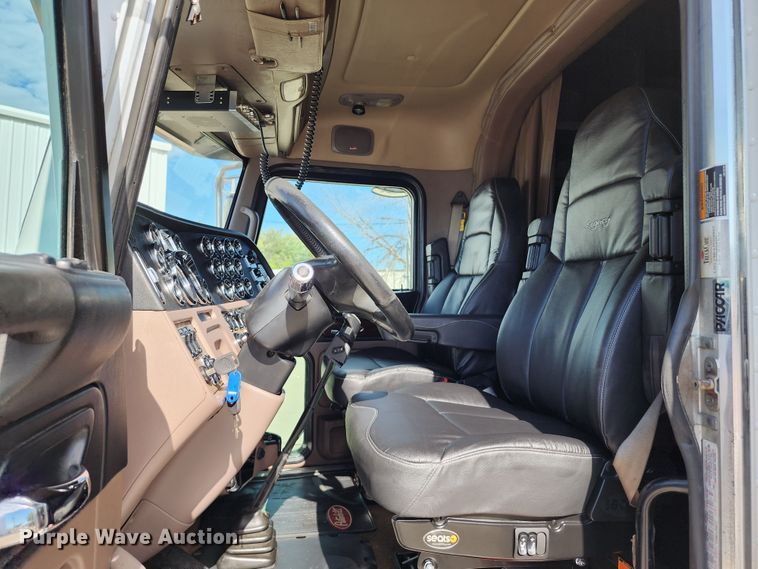 image for item DL6688 2015 Peterbilt 389  semi truck