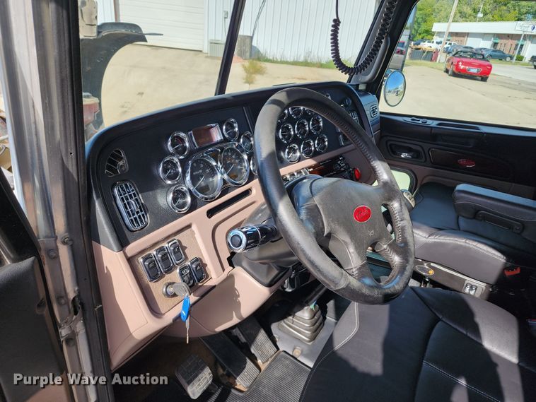 image for item DL6688 2015 Peterbilt 389  semi truck