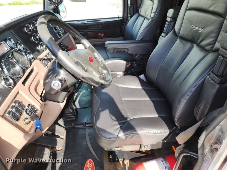 image for item DL6688 2015 Peterbilt 389  semi truck