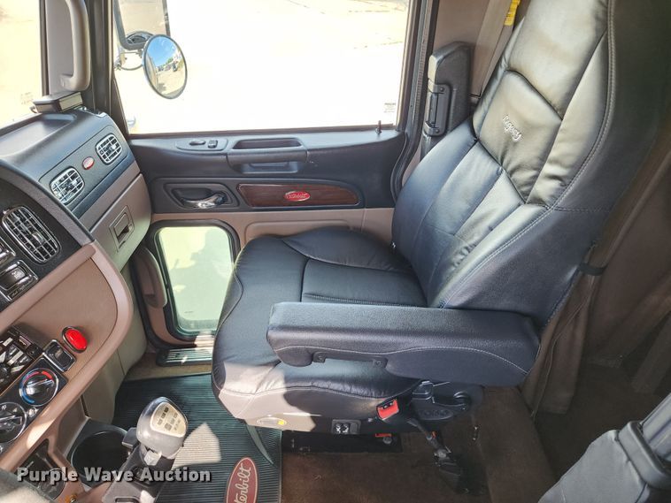 image for item DL6688 2015 Peterbilt 389  semi truck