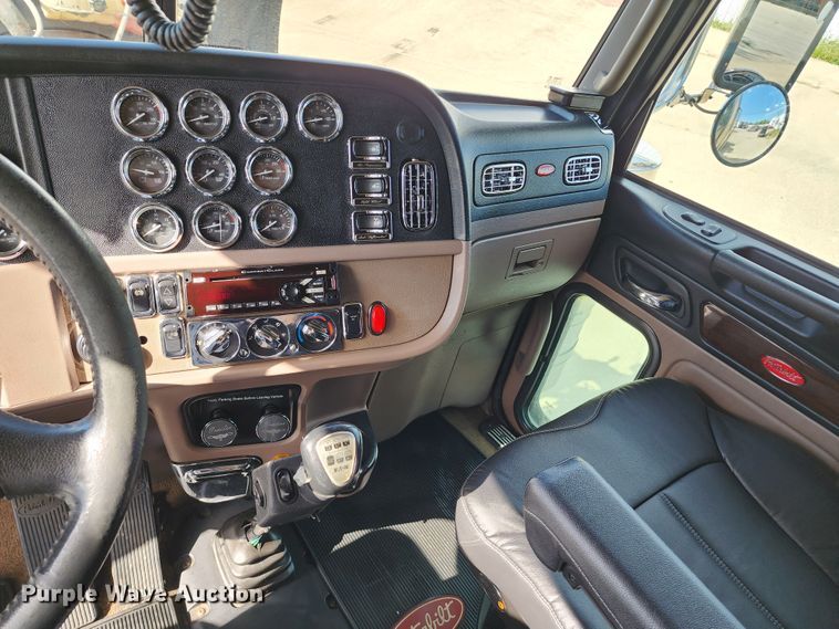 image for item DL6688 2015 Peterbilt 389  semi truck