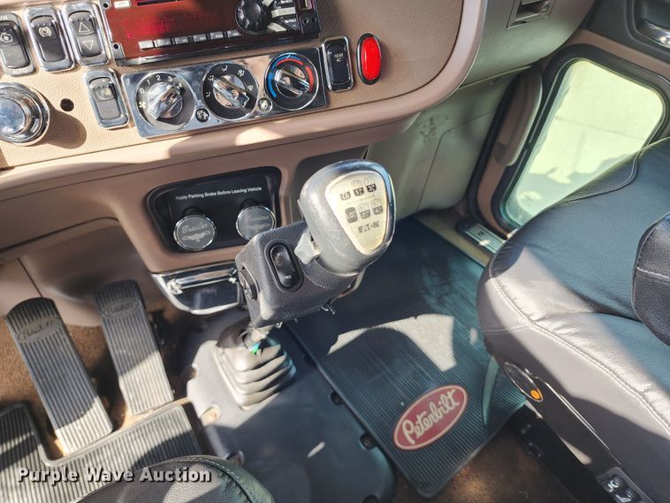image for item DL6688 2015 Peterbilt 389  semi truck