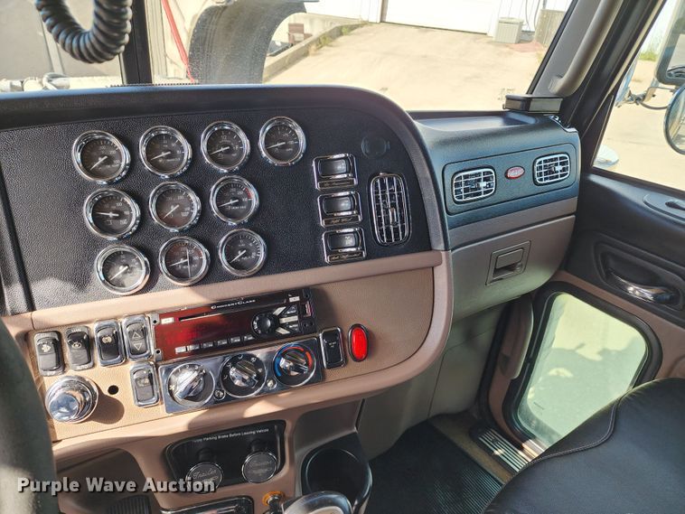 image for item DL6688 2015 Peterbilt 389  semi truck