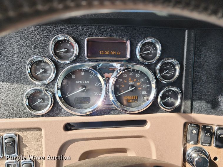 image for item DL6688 2015 Peterbilt 389  semi truck