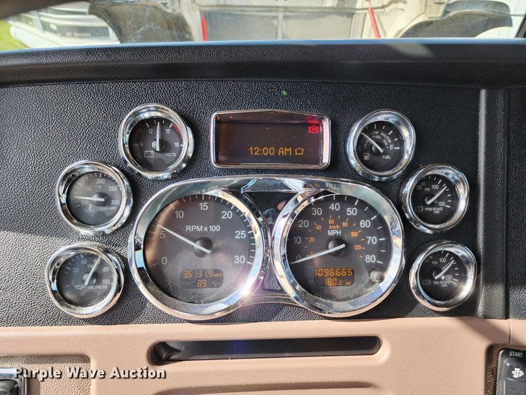 image for item DL6688 2015 Peterbilt 389  semi truck