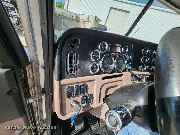 image for item DL6688 2015 Peterbilt 389  semi truck