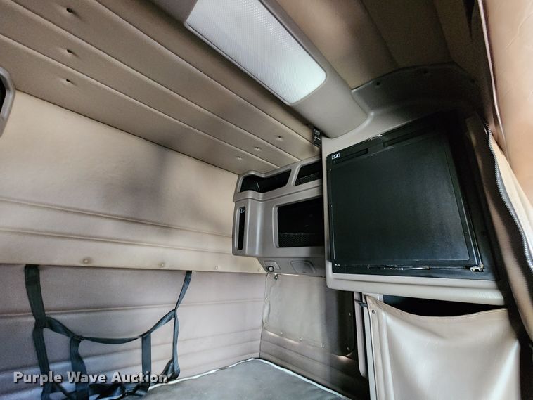 image for item DL6688 2015 Peterbilt 389  semi truck