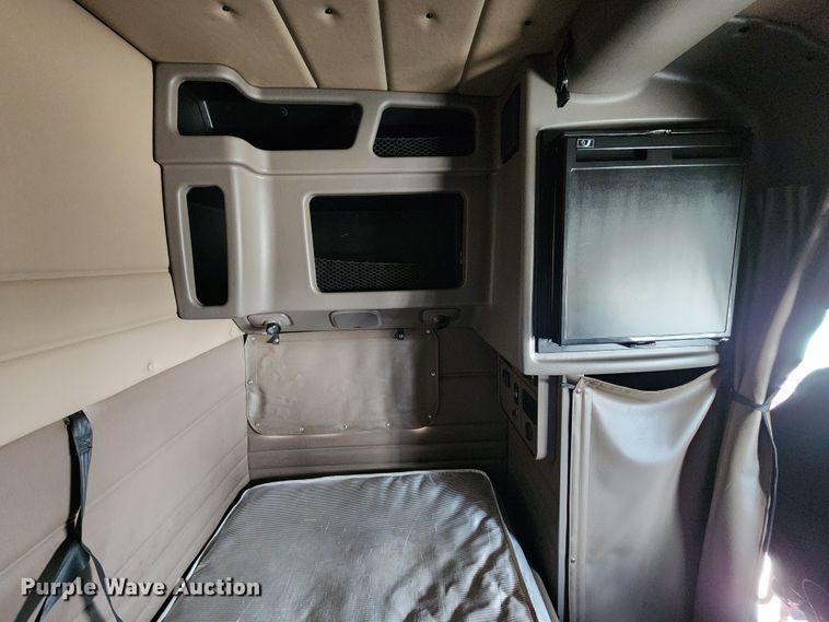 image for item DL6688 2015 Peterbilt 389  semi truck