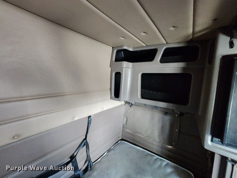 image for item DL6688 2015 Peterbilt 389  semi truck