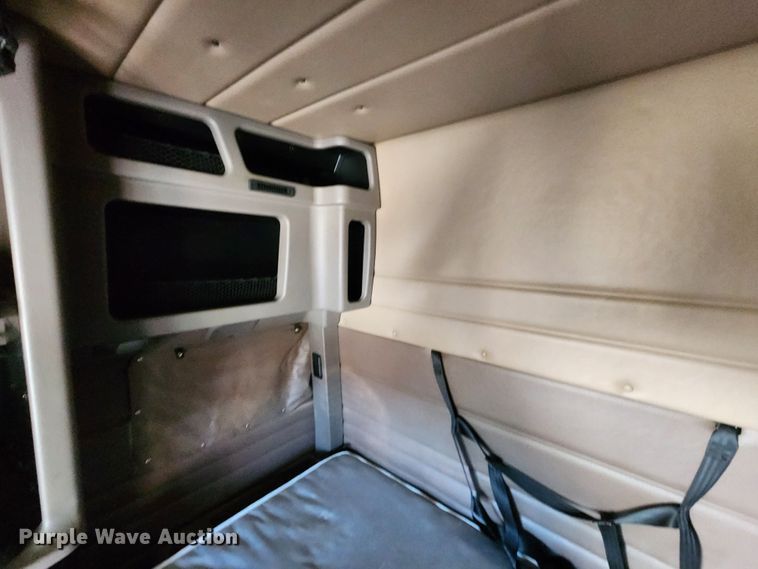 image for item DL6688 2015 Peterbilt 389  semi truck