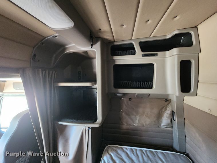 image for item DL6688 2015 Peterbilt 389  semi truck