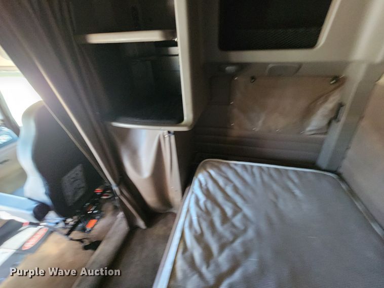 image for item DL6688 2015 Peterbilt 389  semi truck