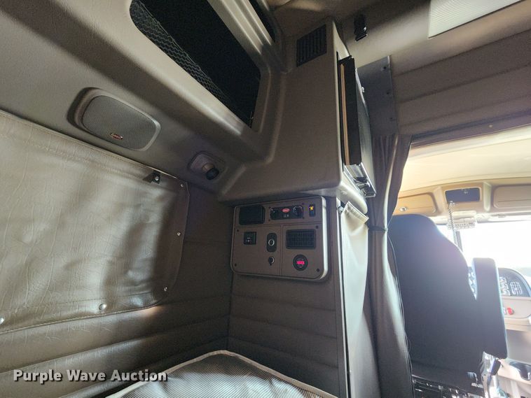 image for item DL6688 2015 Peterbilt 389  semi truck