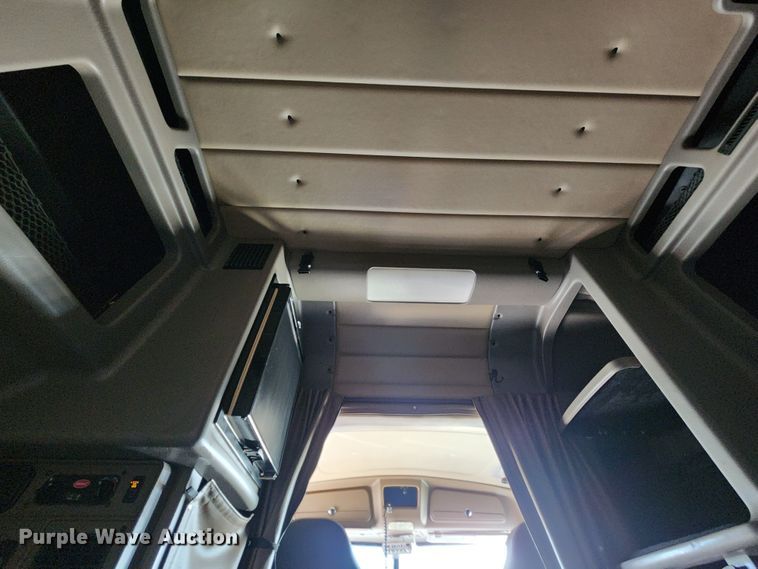 image for item DL6688 2015 Peterbilt 389  semi truck