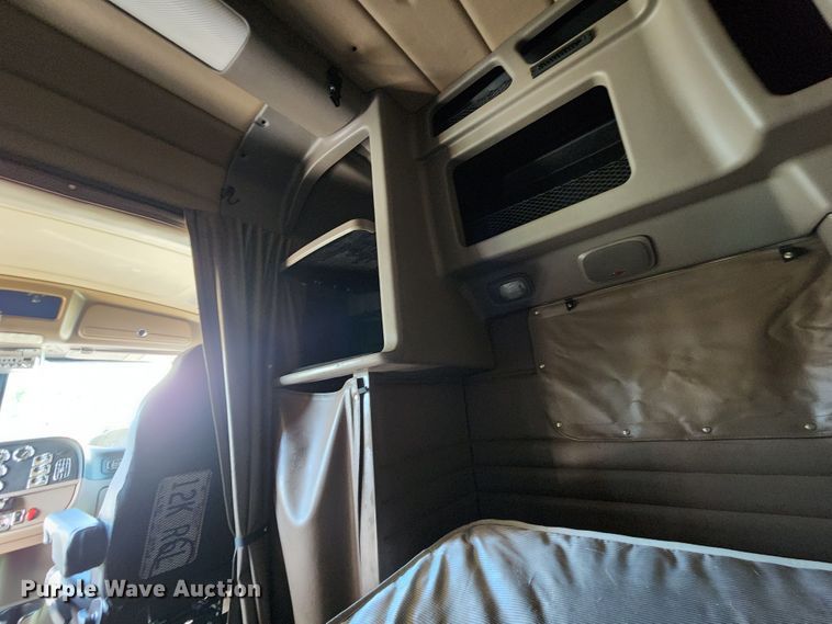 image for item DL6688 2015 Peterbilt 389  semi truck