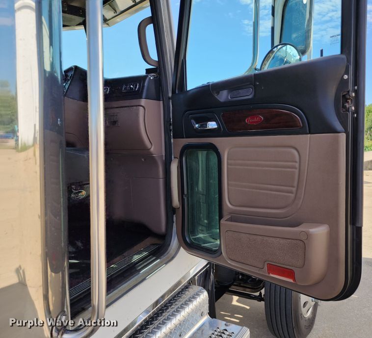 image for item DL6688 2015 Peterbilt 389  semi truck