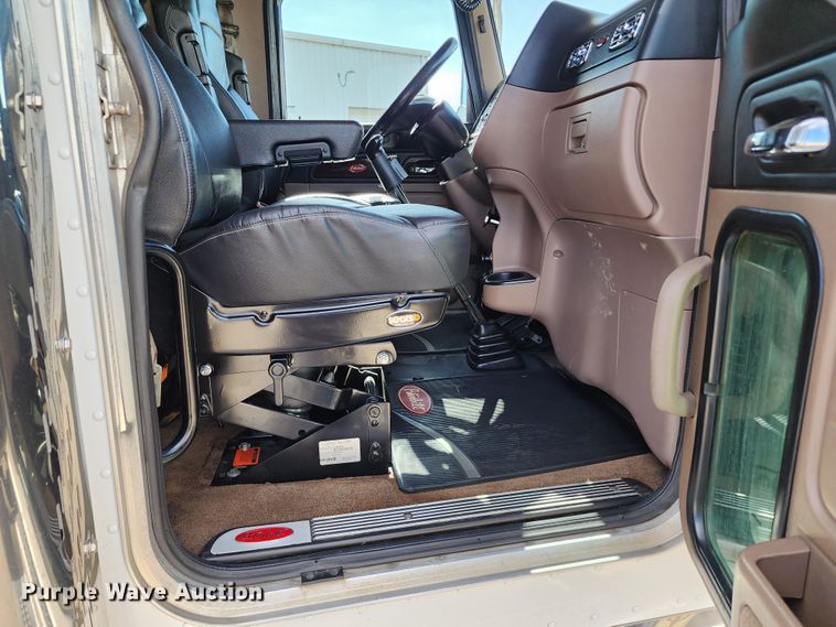 image for item DL6688 2015 Peterbilt 389  semi truck