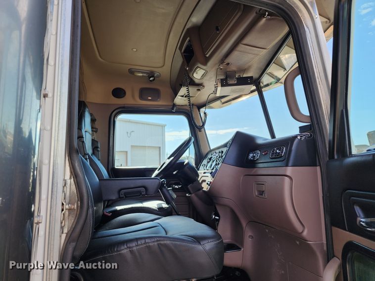 image for item DL6688 2015 Peterbilt 389  semi truck