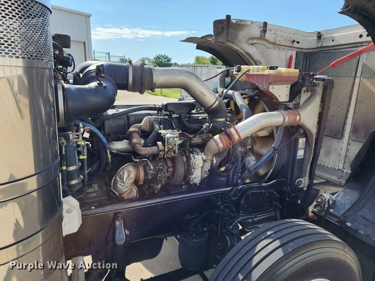 image for item DL6688 2015 Peterbilt 389  semi truck