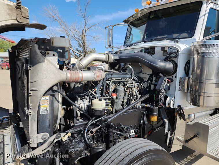 image for item DL6688 2015 Peterbilt 389  semi truck