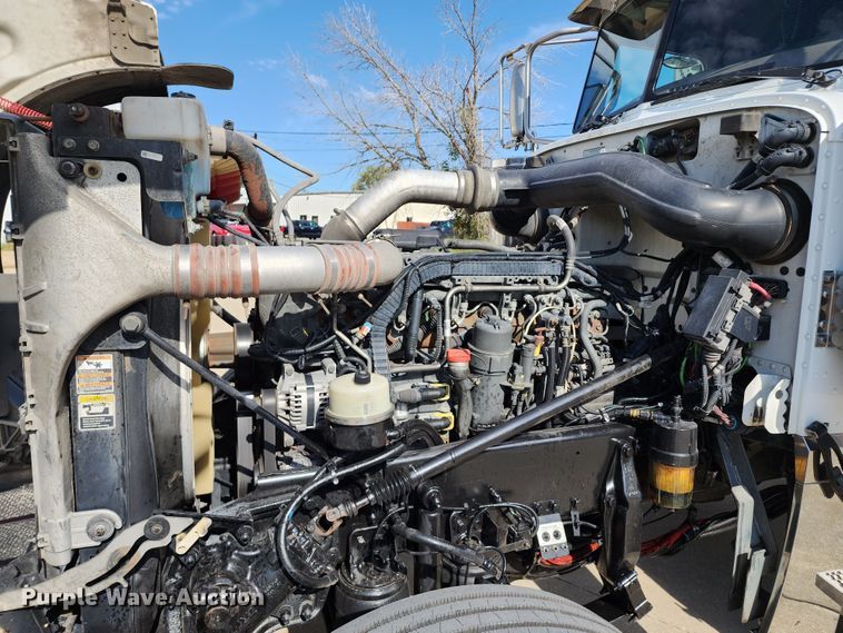 image for item DL6688 2015 Peterbilt 389  semi truck