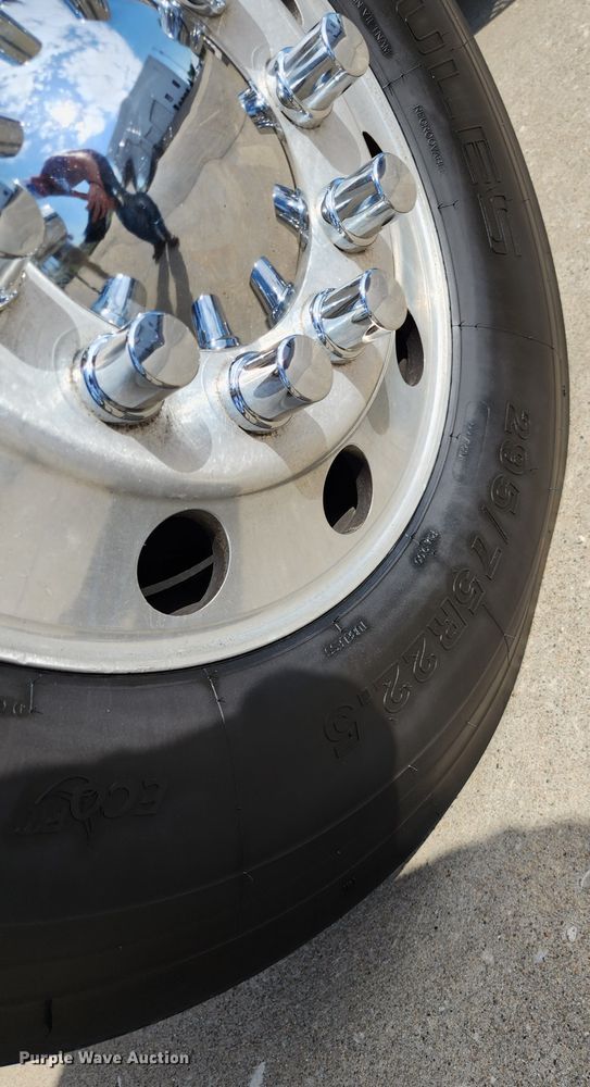 image for item DL6688 2015 Peterbilt 389  semi truck