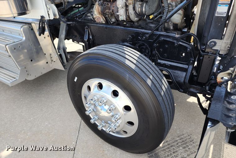 image for item DL6688 2015 Peterbilt 389  semi truck