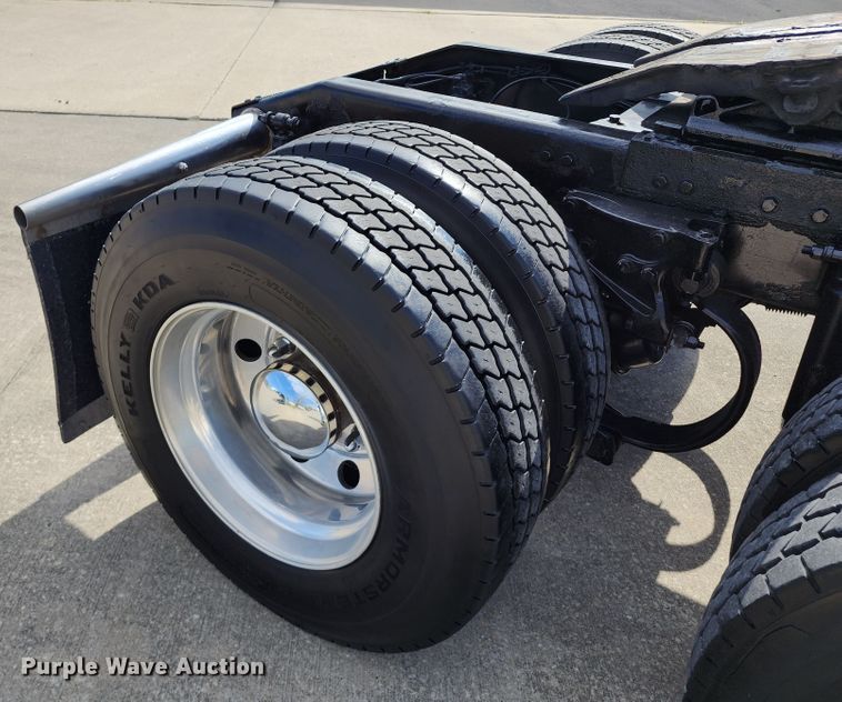 image for item DL6688 2015 Peterbilt 389  semi truck