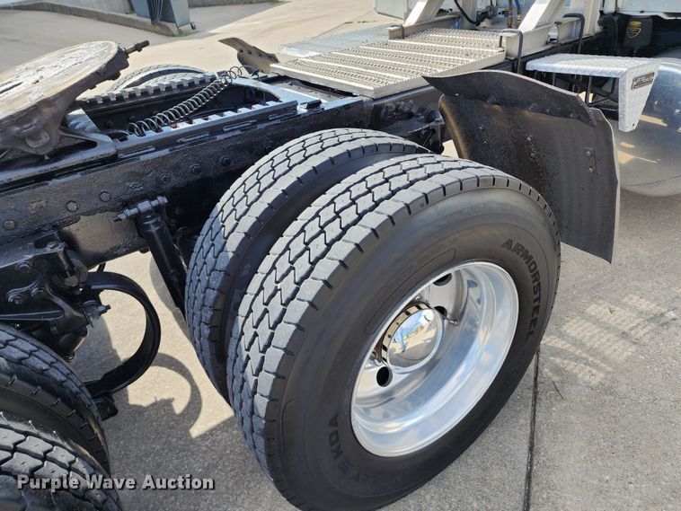 image for item DL6688 2015 Peterbilt 389  semi truck