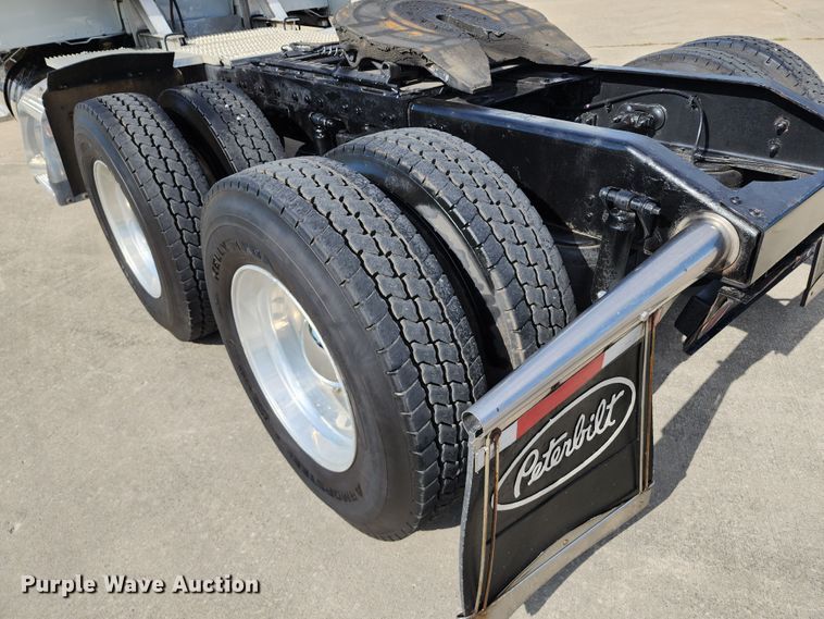 image for item DL6688 2015 Peterbilt 389  semi truck