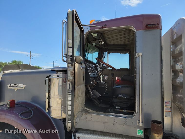 image for item DM2477 1988 Kenworth W900B  semi truck