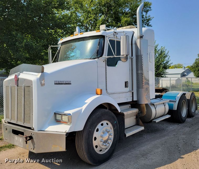 image for item DM8031 2001 Kenworth T800  semi truck