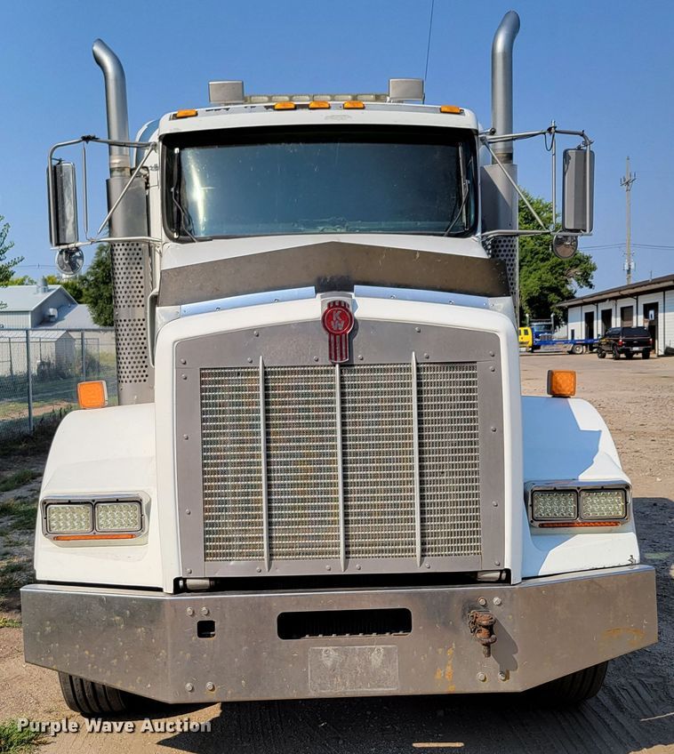 image for item DM8031 2001 Kenworth T800  semi truck