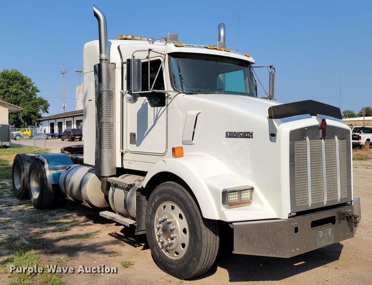 image for item DM8031 2001 Kenworth T800  semi truck