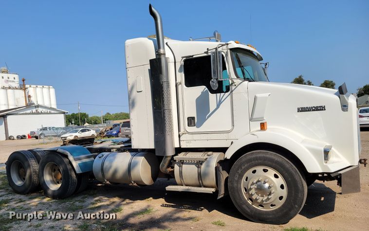 image for item DM8031 2001 Kenworth T800  semi truck