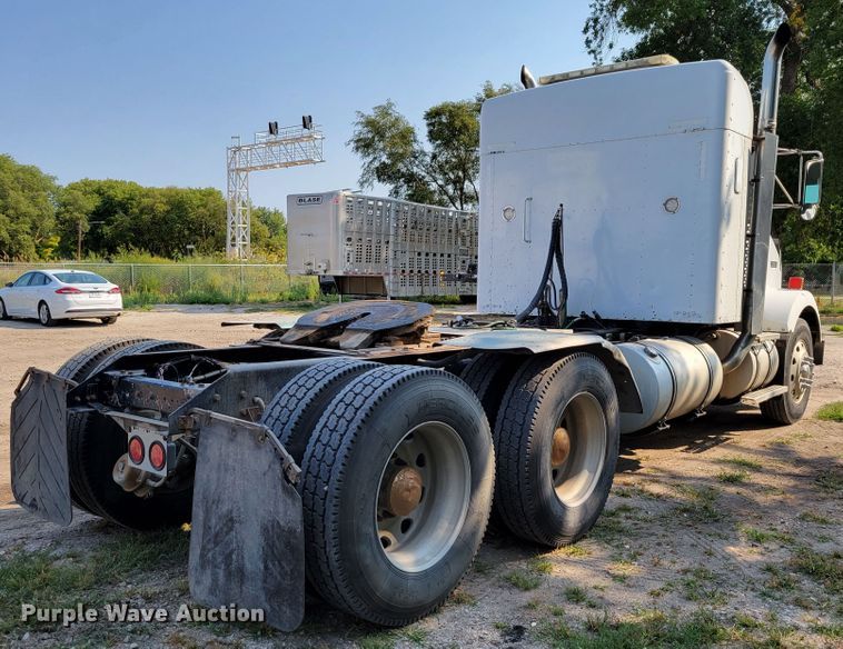 image for item DM8031 2001 Kenworth T800  semi truck