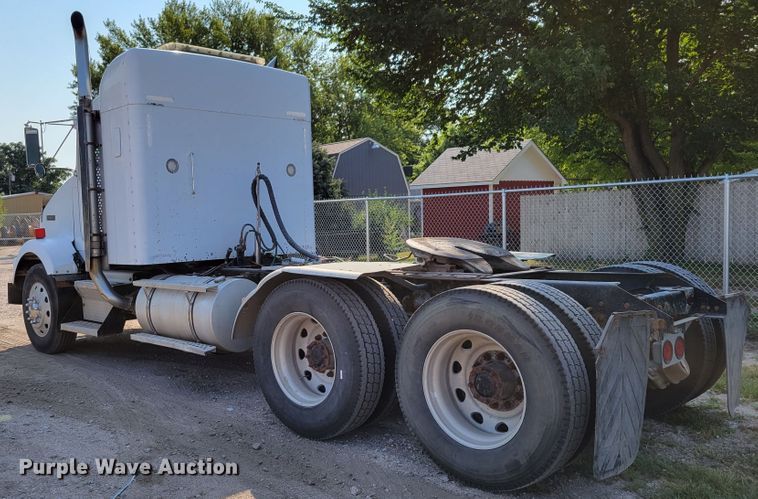 image for item DM8031 2001 Kenworth T800  semi truck