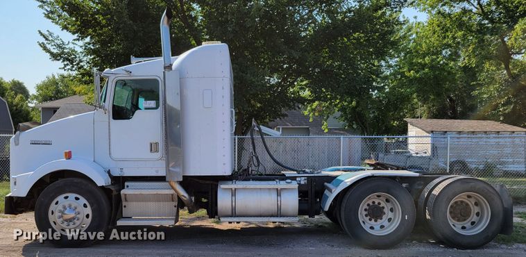 image for item DM8031 2001 Kenworth T800  semi truck