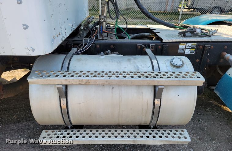 image for item DM8031 2001 Kenworth T800  semi truck