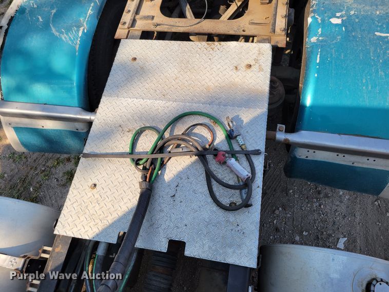 image for item DM8031 2001 Kenworth T800  semi truck