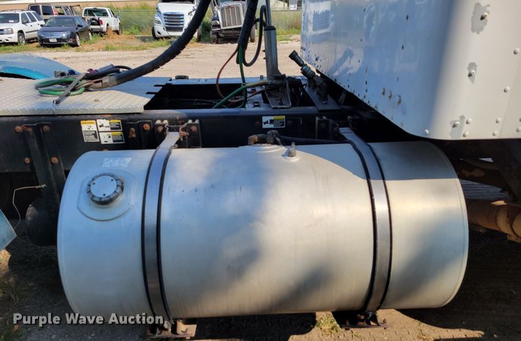 image for item DM8031 2001 Kenworth T800  semi truck