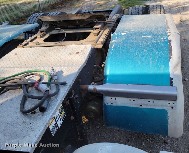 image for item DM8031 2001 Kenworth T800  semi truck