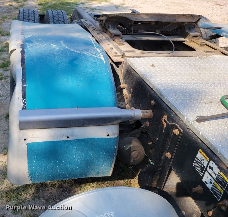 image for item DM8031 2001 Kenworth T800  semi truck