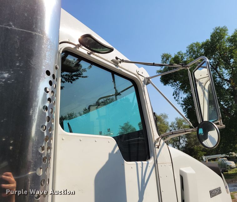 image for item DM8031 2001 Kenworth T800  semi truck