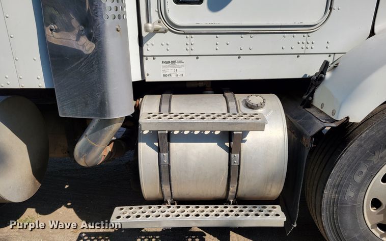 image for item DM8031 2001 Kenworth T800  semi truck