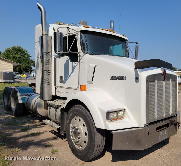 image for item DM8031 2001 Kenworth T800  semi truck